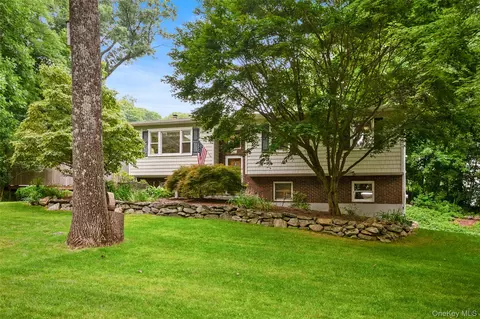 27 Silleck Blvd, Putnam Valley, NY 10579
