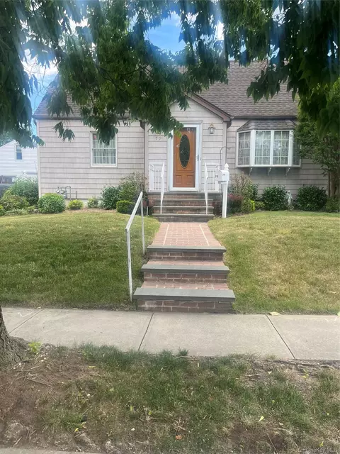 79 Soloff Blvd, Inwood, NY 11096