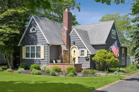 16 Union Ave, Center Moriches, NY 11934