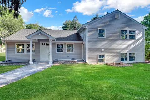 85 Hawthorne St, Selden, NY 11784