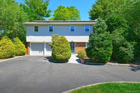 8 Foothill Ln, East Northport, NY 11731