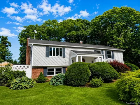 27 Wedgewood Dr, Coram, NY 11727