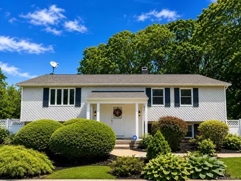 27 Wedgewood Dr, Coram, NY 11727
