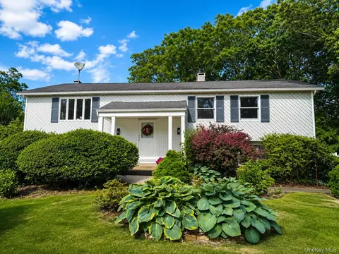 27 Wedgewood Dr, Coram, NY 11727