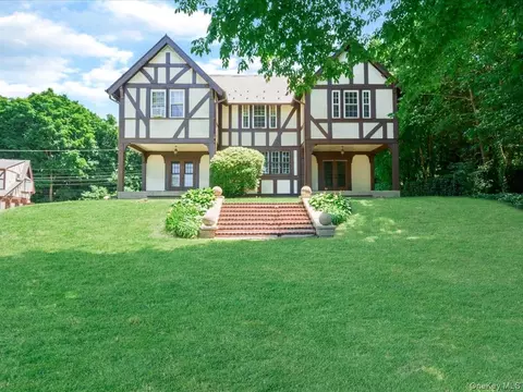 51 Crescent Rd, North Hempstead, NY 11050