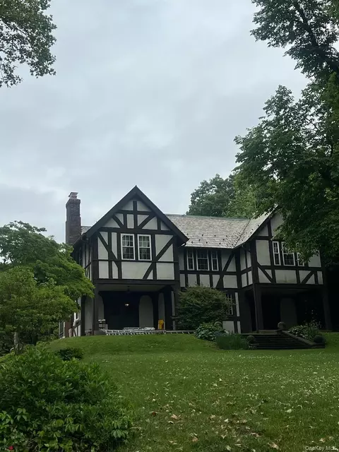 51 Crescent Rd, North Hempstead, NY 11050