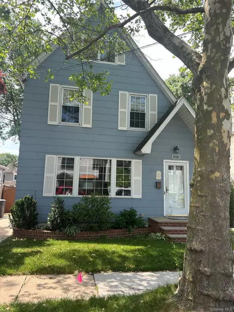 110 Yale St, North Hempstead, NY 11596