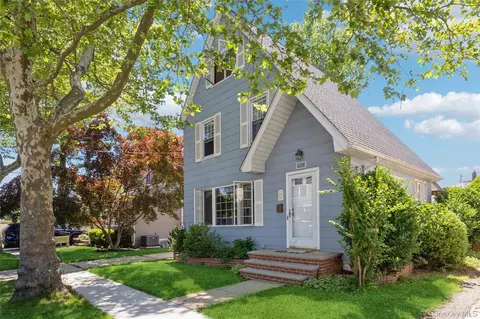 110 Yale St, North Hempstead, NY 11596