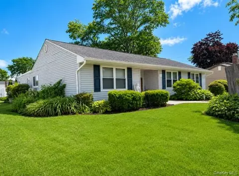 2 Comet Rd, Selden, NY 11784