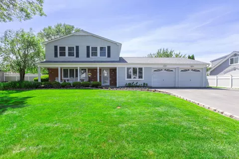 16 Redwood Ln, Centereach, NY 11720