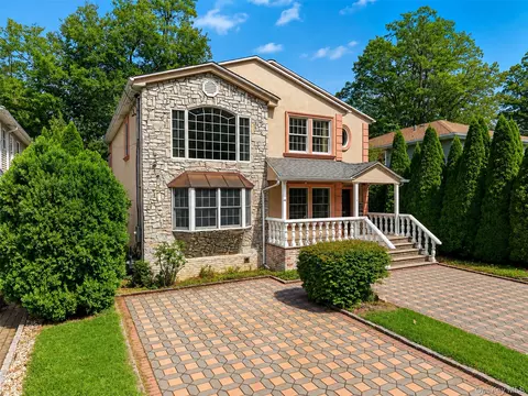 45 Yennicock Ave, North Hempstead, NY 11050