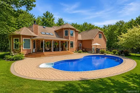 6 Foxwood Rd, New Paltz, NY 12561