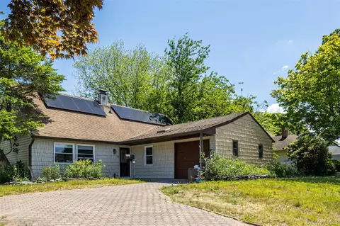 215 Avondale Dr, Centereach, NY 11720