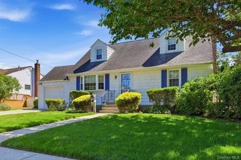 1 Dogwood St, Farmingdale, NY 11735