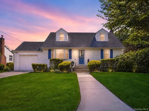 1 Dogwood St, Farmingdale, NY 11735