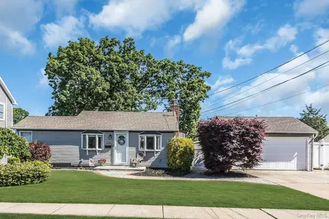 173 N Kings Ave, North Massapequa, NY 11758