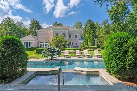 8 High Meadow Ct, Glen Head, NY 11545