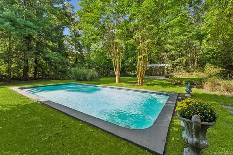 29 Squiretown Rd #D, Hampton Bays, NY 11946
