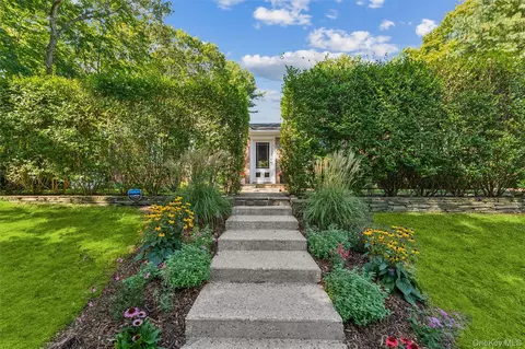 29 Squiretown Road Squiretown Rd # D, Hampton Bays, NY 11946