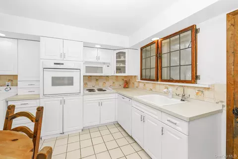 Kitchen - 10 Rye Pl, Commack, NY 11725 photo 1 of 2
