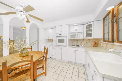 Kitchen - 10 Rye Pl, Commack, NY 11725 photo 2 of 2