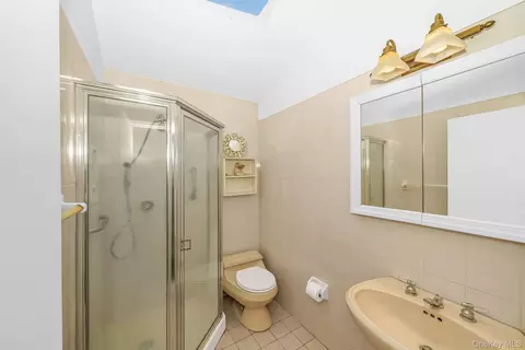 Bath - 10 Rye Pl, Commack, NY 11725 photo 1 of 1