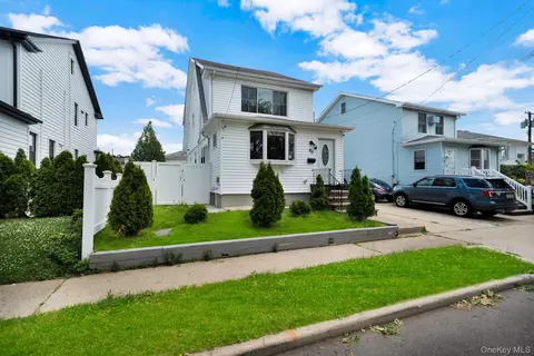 40 S 16 S, New Hyde Park, NY 11040