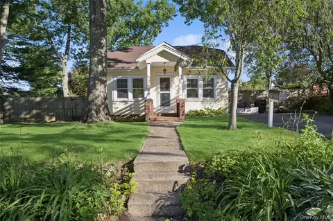 36 Lakeview Ct, Ronkonkoma, NY 11779