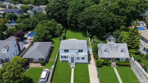 101 Spruce Ave, Bethpage, NY 11714