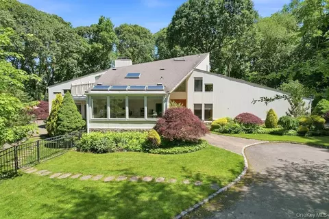 29 Amber Ln, Oyster Bay, NY 11771