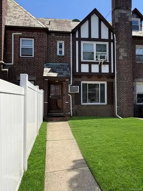 141-66 73rd Ter, Flushing, NY 11367