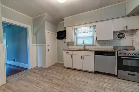 Entry Way - 129 Bay Ave, Patchogue, NY 11772 photo 1 of 3