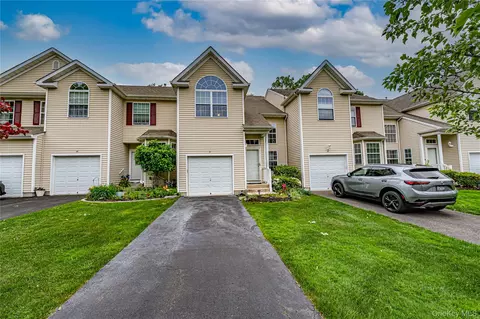 31 Cranberry Cir, Medford, NY 11763