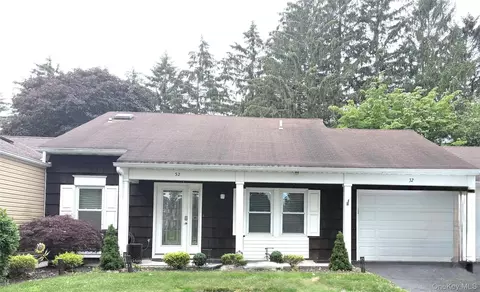 32 Hearthside Dr, Mount Sinai, NY 11766