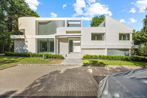 1 Foxwood Rd, North Hempstead, NY 11024