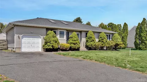 22 Donna Dr, Baiting Hollow, NY 11933