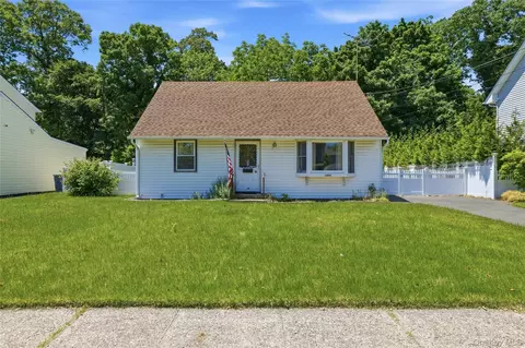 1090 South Dr, Merrick, NY 11566