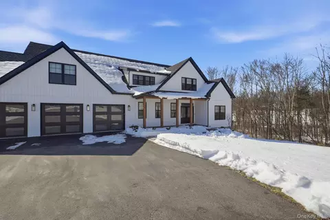 6 Conifer Ct, Poughkeepsie, NY 12603