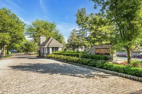 38 Lakebridge Dr S, Kings Park, NY 11754