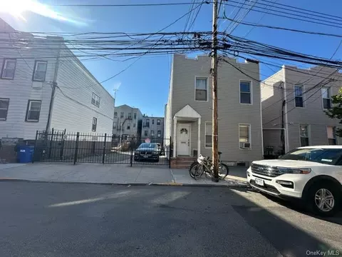 22 Street St, New York, NY 11102