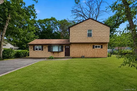 110 Queen St, Bay Shore, NY 11706