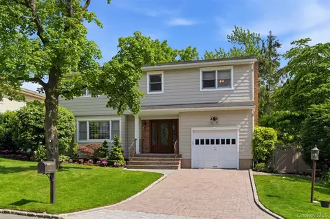 7 Lawrence Ct, Syosset, NY 11791