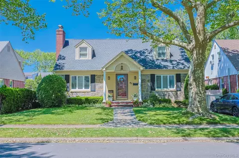 42 Beechwood Ln, North Hempstead, NY 11040