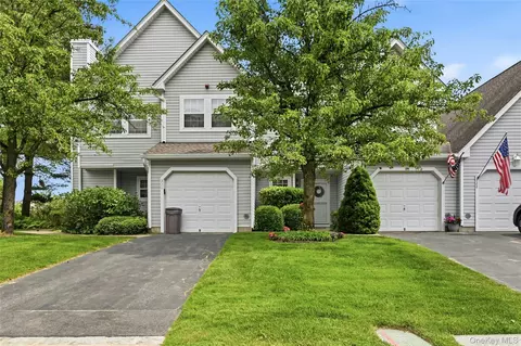 323 Erik Dr, Setauket, NY 11733