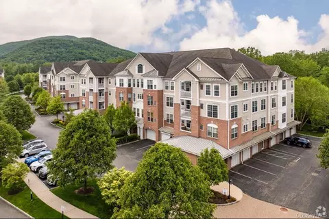 811 Regency Dr #802, Fishkill, NY 12524