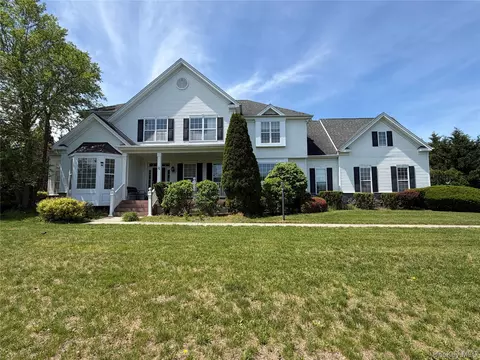 66 Canterbury Dr, Wading River, NY 11792