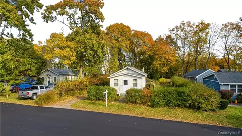 60 Kenneth Ave, Huntington, NY 11743