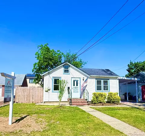 17 W 2nd St, Deer Park, NY 11729