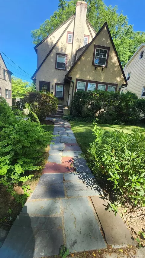 72 Archer Dr, Bronxville, NY 10708