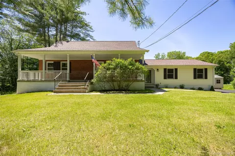 18 Cream St, Hyde Park, NY 12538